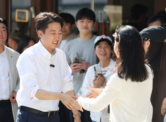 이준석 개혁신당 대선후보가 25일 서울 종로구에서 거리 유세를 하고 있다. [연합뉴스]