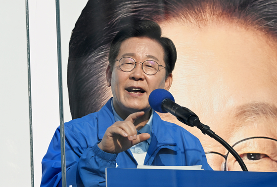 이재명 더불어민주당 대선 후보가 26일 오후 경기도 남양주시 평내호평역에서 열린 유세에 참석해 연설을 하고 있다. 김성룡 기자