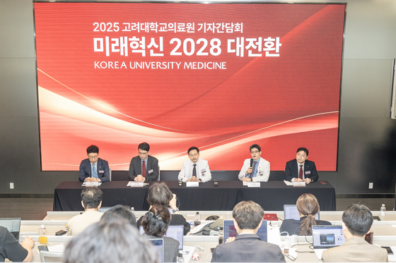 고려대의료원이 26일 고려대 의과대학 제1의학관에서 ‘미래혁신 2028 대전환’을 주제로 기자간담회를 개최했다. 기자단 질의응답에 임하고 있는 고려대의료원 보직자들 모습. 좌측부터 민병욱 구로병원장, 편성범 의과대학장, 윤을식 의무부총장, 한승범 안암병원장, 서동훈 안산병원장. 사진 고려대의료원
