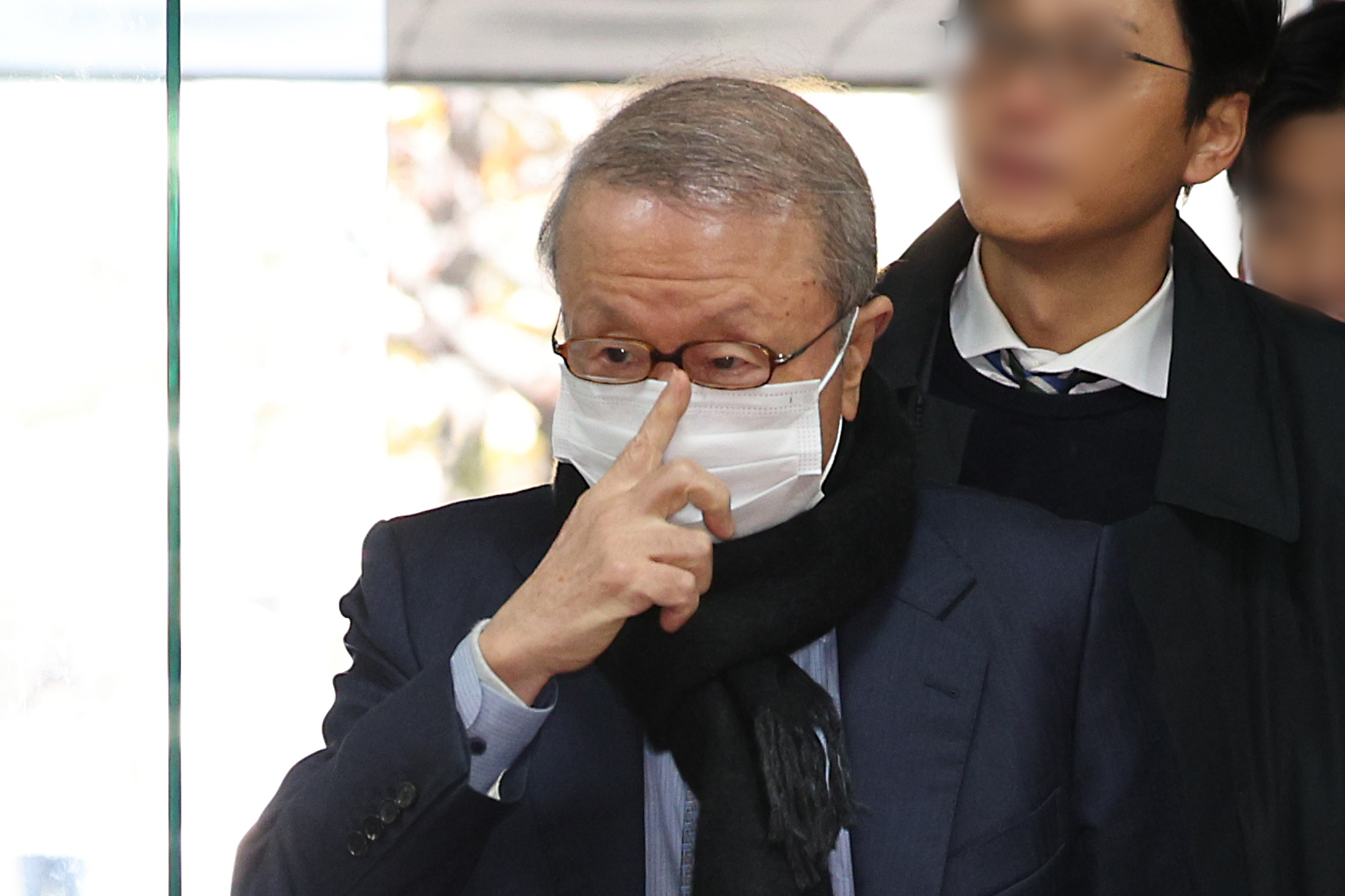 횡령·배임 혐의를 받는 홍원식 전 남양유업 회장이 지난해 11월 28일 오전 서울 서초구 서울중앙지법에서 열린 구속 전 피의자 심문(영장실질심사)에 출석하고 있다. 뉴스1