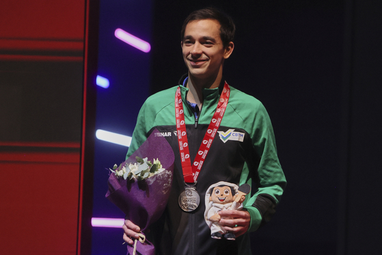 휴고 칼데라노가 25일 끝난 ITTF 세계선수권 결승전에서 은메달을 차지하고 환하게 웃고 있다. AP=연합뉴스