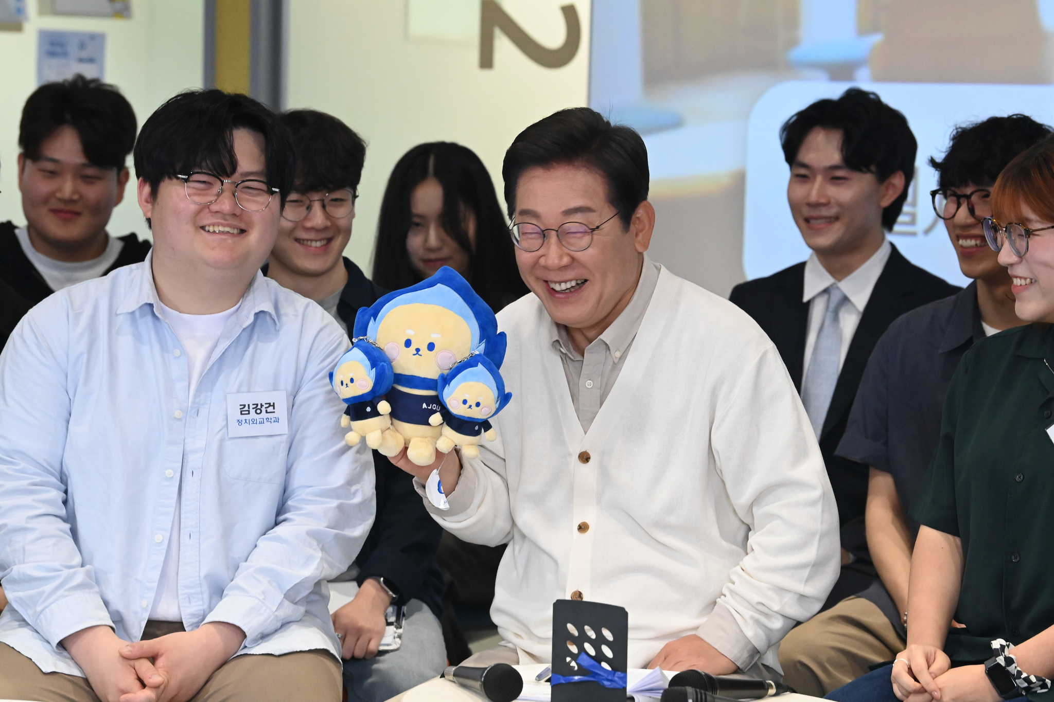 이재명(가운데) 더불어민주당 대선후보가 26일 오전 경기 수원시 영통구 월드컵로 아주대학교에서 열린 ‘아주대와 함께하는 대학생 간담회’에서 아주대의 상징인 '치토'인형을 들고 밝게 웃고 있다. 김성룡 기자