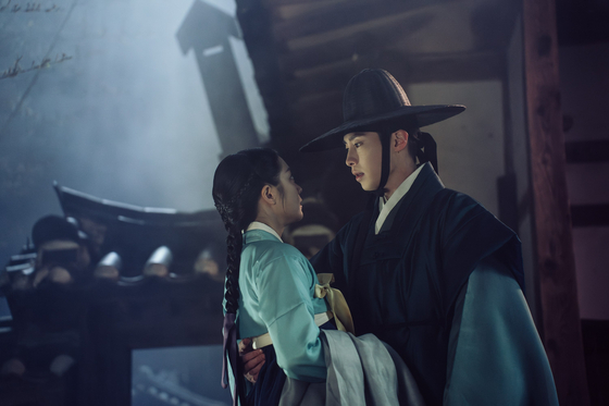 넷플릭스 시리즈 '탄금'은 조선시대를 배경으로 한 미스터리물이다. 12년 간 실종됐던 거상의 아들 홍랑이 집에 돌아오며 이야기가 시작된다. 사진 넷플릭스