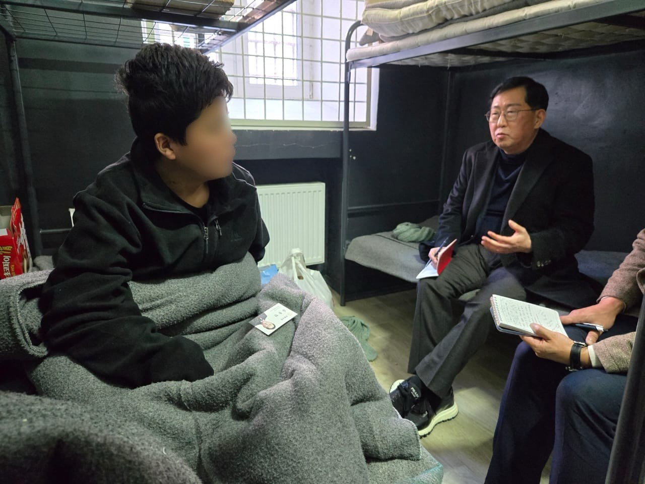 북한군 포로와 면담하는 유용원 의원. 연합뉴스