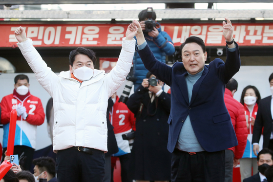 2022년 3월 5일 윤석열 국민의힘 대선 후보와 안철수 국민의당 대표가 경기 이천 중리사거리 인근에서 합동 유세를 하고 있다. 뉴시스
