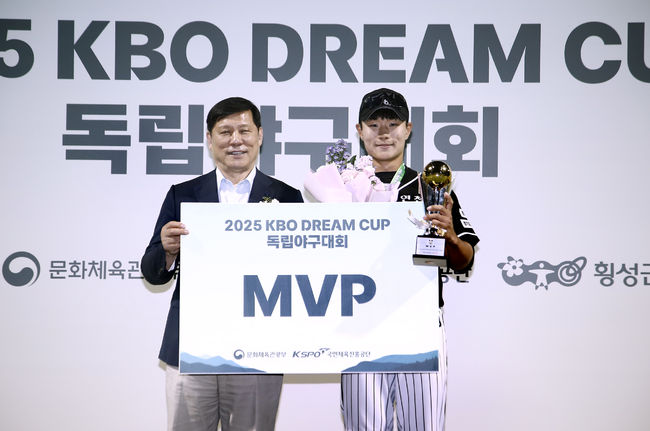 연천 미라클 두정민(오른쪽)이 2025 KBO DREAM CUP 독립야구대회 MVP를 차지한 뒤 허구연 KBO 총재와 기념 사진을 촬영하고 있다. /KBO 제공
