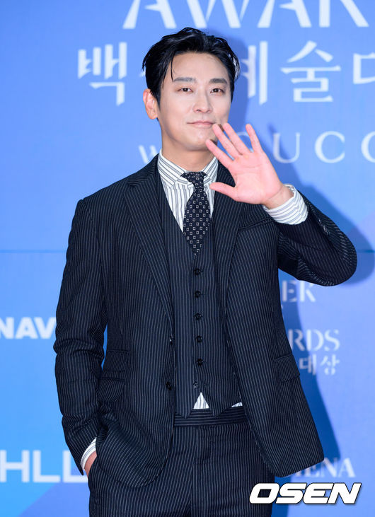 [OSEN=이대선 기자] 5일 오후 서울 강남구 코엑스 D홀에서 ‘제61회 백상예술대상 with 구찌’ 레드카펫 행사가 열렸다.방송·영화·연극을 아우르는 국내 유일무이 종합 예술 시상식 ‘제61회 백상예술대상 with 구찌’는 JTBC·JTBC2·JTBC4에서 동시 생중계, 프리즘·네이버TV·치지직에서 디지털 생중계된다.배우 주지훈이 레드카펫을 밟고 있다. 2025.05.05 /sunday@osen.co.kr