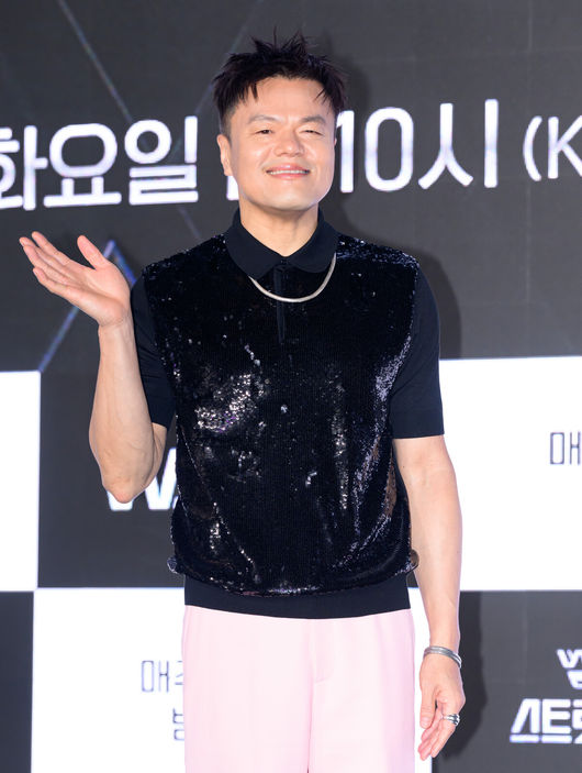 [OSEN=이대선 기자] 27일 오전 서울 강남구 SJ쿤스트할레에서 Mnet ‘월드 오브 스트릿 우먼 파이터’ 제작발표회가 열렸다.‘월드 오브 스우파’는 Mnet 메가 히트작 ‘스트릿 우먼 파이터’의 세 번째 시즌으로, 한국을 포함해 뉴질랜드, 미국, 일본, 호주까지 총 5개국 국가대항전으로 시청자들을 만날 예정이다. Mnet ‘월드 오브 스우파’는 오는 5월 27일(화) 오후10시 첫 방송된다. 박진영이 포토타임을 가지고 있다. 2025.05.27 /sunday@osen.co.kr