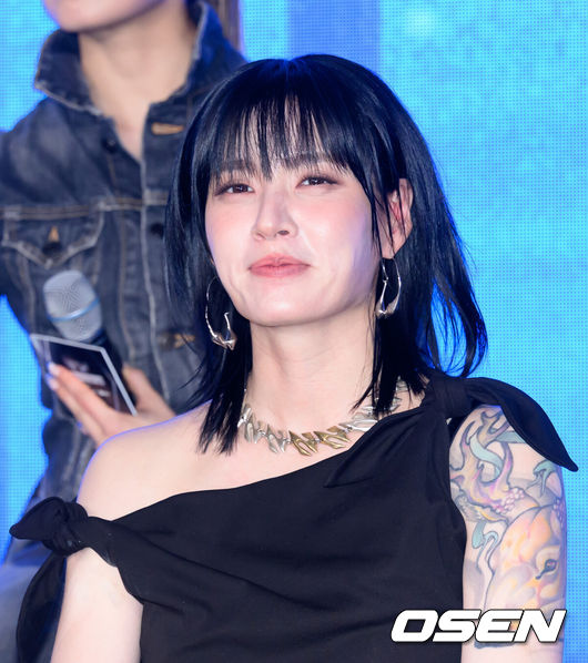 [OSEN=이대선 기자] 27일 오전 서울 강남구 SJ쿤스트할레에서 Mnet ‘월드 오브 스트릿 우먼 파이터’ 제작발표회가 열렸다.‘월드 오브 스우파’는 Mnet 메가 히트작 ‘스트릿 우먼 파이터’의 세 번째 시즌으로, 한국을 포함해 뉴질랜드, 미국, 일본, 호주까지 총 5개국 국가대항전으로 시청자들을 만날 예정이다. Mnet ‘월드 오브 스우파’는 오는 5월 27일(화) 오후10시 첫 방송된다. 댄스팀 범접 모니카가 취재진의 질문을 듣고 있다. 2025.05.27 /sunday@osen.co.kr