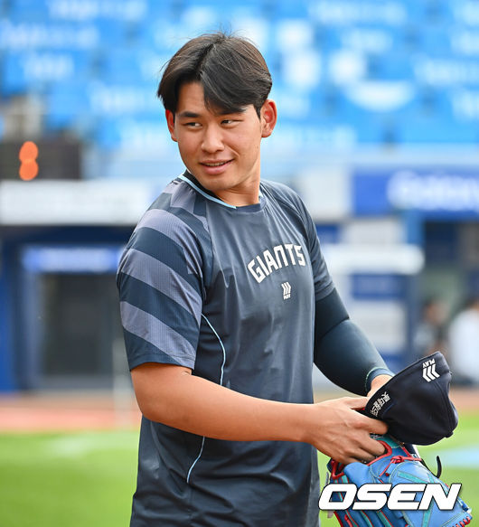 [OSEN=대구, 이석우 기자] 27일 대구삼성라이온즈파크에서 2025 신한 SOL 뱅크 KBO 리그 삼성 라이온즈와 롯데 자이언츠의 경기가 열렸다. 홈팀 삼성은 후라도가, 방문팀 롯데는 감보아가 선발 출전했다. 롯데 자이언츠 김진욱이 훈련을 위해 나서고 있다. 2025.05.27 / foto0307@osen.co.kr