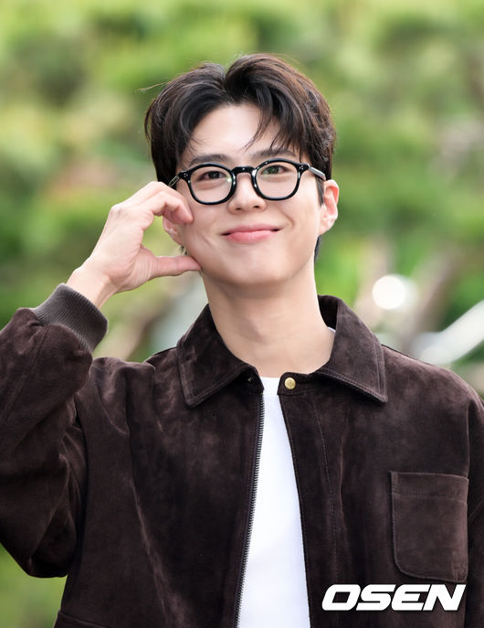 [OSEN=조은정 기자]13일 오후 서울 여의도 KBS 신관에서 KBS 2TV '더 시즌즈 - 박보검의 칸타빌레' 녹화가 진행됐다.이날 녹화에는 가수 비비와 보이넥스트도어가 참여했다.배우 박보검이 촬영장으로 향하고 있다. 2025.05.13 /cej@osen.co.kr