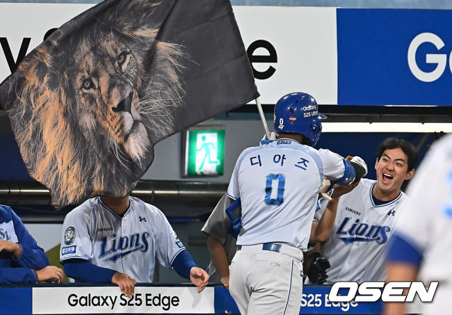 [OSEN=대구, 이석우 기자] 27일 대구삼성라이온즈파크에서 2025 신한 SOL 뱅크 KBO 리그 삼성 라이온즈와 롯데 자이언츠의 경기가 열렸다. 홈팀 삼성은 후라도가, 방문팀 롯데는 감보아가 선발 출전했다. 삼성 라이온즈 디아즈가 7회말 1사 1루 우월 2점 홈런을 치고 강민호에게 사자 깃발을 들고 기뻐하고 있다. 2025.05.27 / foto0307@osen.co.kr