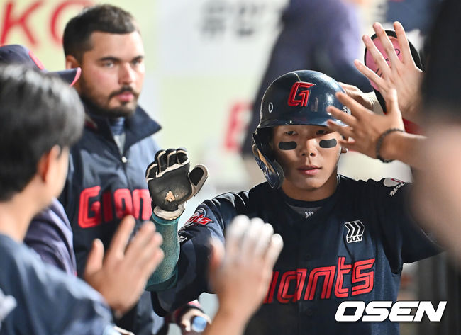 [OSEN=대구, 이석우 기자] 27일 대구삼성라이온즈파크에서 2025 신한 SOL 뱅크 KBO 리그 삼성 라이온즈와 롯데 자이언츠의 경기가 열렸다. 홈팀 삼성은 후라도가, 방문팀 롯데는 감보아가 선발 출전했다. 롯데 자이언츠 장두성이 8회초 1사 2루 레이예스의 우익수 오른쪽 1타점 2루타때 득점을 올리고 하이파이브를 하고 있다. 2025.05.27 / foto0307@osen.co.kr