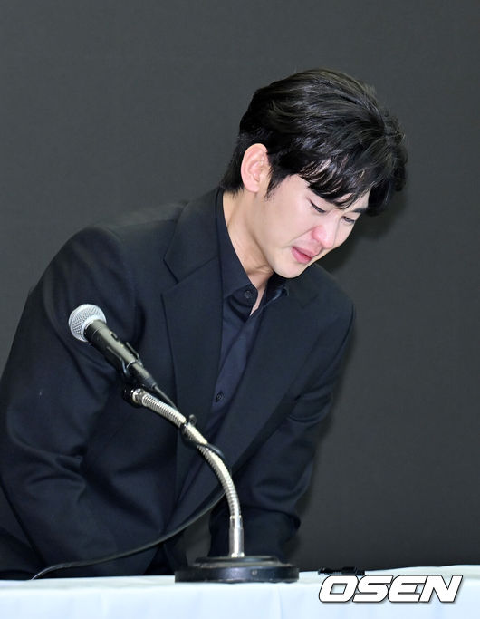 [OSEN=민경훈 기자] 31일 오후 서울 마포구 상암동 스탠포드호텔에서 김수현 기자회견이 열렸다.배우 김수현은 故김새론 사망 이후 그를 휘감은 미성년자 열애 의혹 등에 대한 기자회견에 참석한다. 고인 사망 후 44일 만이며, 김수현은 법무법인 엘케이비앤파트너스 김종복 변호사와 함께 참석한다. 다만 기자회견에서 질의응답은 이뤄지지 않는다.배우 김수현이 기자회견을 하며 눈물을 흘리고 있다. 2025.03.31 / rumi@osen.co.kr