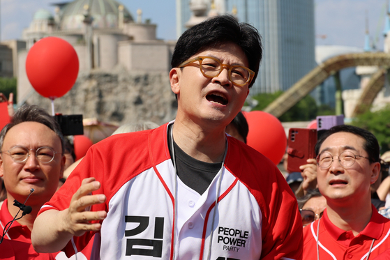 국민의힘 한동훈 전 대표가 25일 서울 송파구 일대에서 김문수 대선 후보 지원유세에 나서고 있다. 연합뉴스