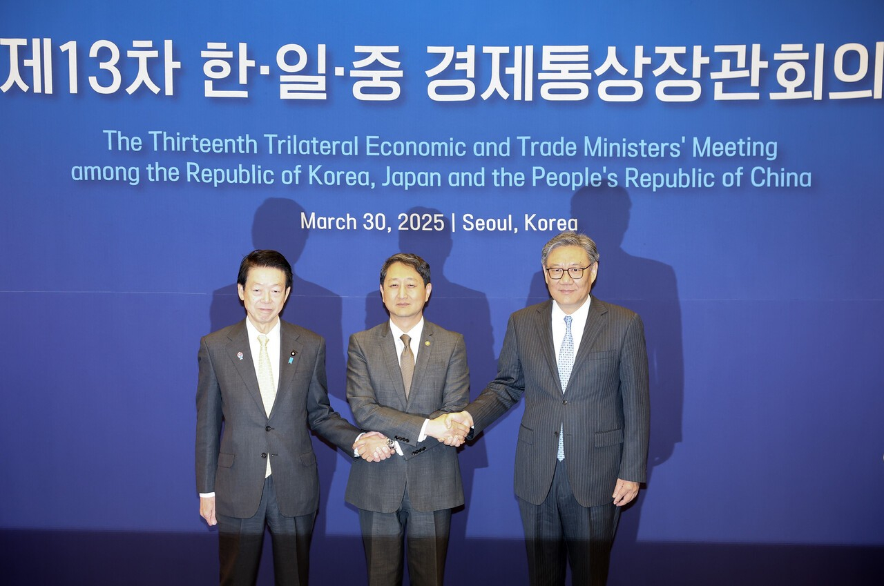 2025년 3월 한국과 일본, 중국의 경제통상장관회의가 서울 상공회의소에서 개최됐다. 우토 요지(왼쪽부터) 일본 경제산업상, 안덕근 산업통상자원부 장관, 왕원타오 중국 상무부장이 자리를 같이했다. 전민규 기자