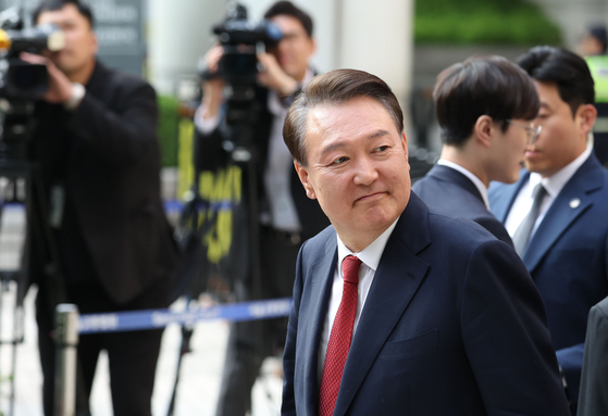 윤석열 전 대통령이 26일 서울 서초구 서울중앙지방법원에서 열린 내란 우두머리 혐의·직권남용 권리행사 방해 혐의 사건 5차 공판을 마친 후 지지자들을 바라보며 법정을 나서고 있다. 연합뉴스