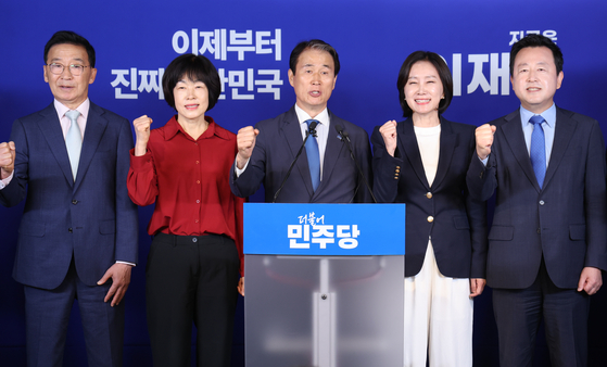 권오을 더불어민주당 중앙선거대책위원회 국민대통합위원장 등이 27일 오전 서울 여의도 중앙당사에서 진짜 보수 선언문을 낭독한 뒤 구호를 외치고 있다. 왼쪽부터 이인기 국민대통합위원장, 최연숙 대구시당 선대위원장, 권 위원장, 허은아 전 개혁신당 대표, 김용남 전 정책위의장. 뉴스1