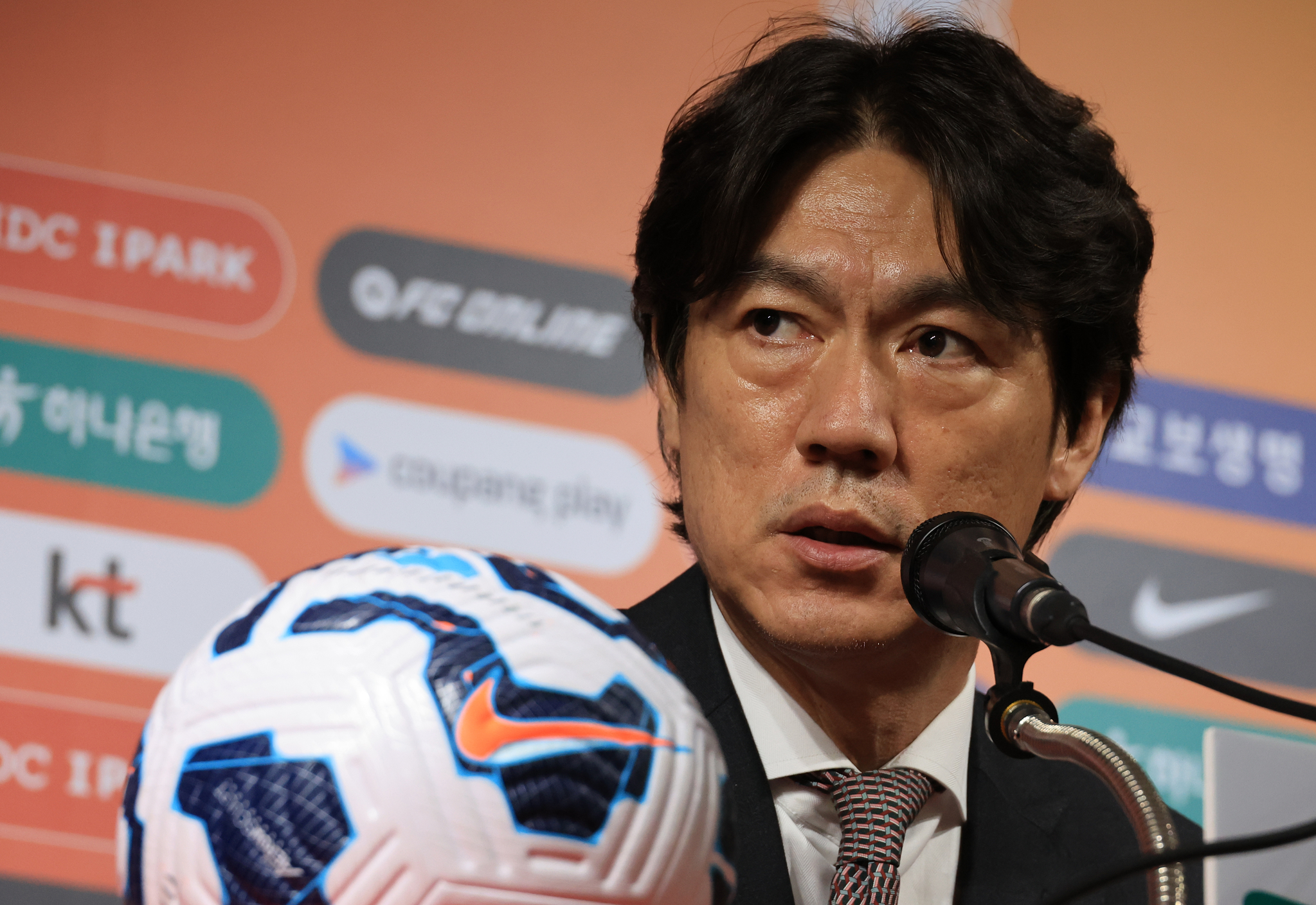 홍명보 축구대표팀 감독이 26일 서울 축구회관에서 월드컵 축구 3차 예선 6월 A매치 명단을 발표하고 질문에 답하고 있다. [연합뉴스]
