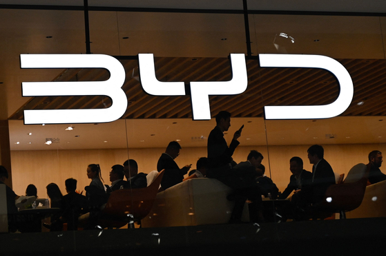 지난해 4월 25일 베이징모터쇼에서 BYD의 로고가 전시되어 있다. 연합뉴스