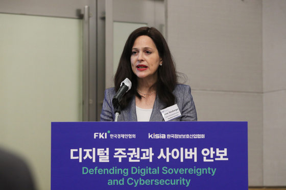 미국 백악관 국가안보회의(NSC) 사이버·신기술 담당 국가안보 부보좌관을 지낸 앤 뉴버거 스탠퍼드대 교수가 27일 서울 여의도 FKI타워에서 열린 '인공지능(AI) 시대의 디지털 주권과 사이버 안보' 세미나에서 강연하고 있다. 사진 한국경제인협회