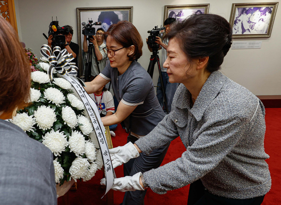 박근혜 전 대통령이 27일 오전 경북 구미시 상모동에 있는 박정희 전 대통령 생가를 방문, 추모관에서 헌화하고 있다. 연합뉴스