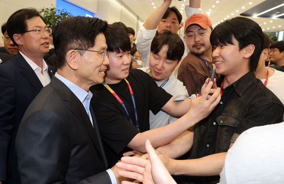 김문수 국민의힘 대선후보가 26일 경기도 평택시 고덕동 삼성전자 반도체 공장을 찾아 직원들과 기념촬영을 하고 있다. 임현동 기자