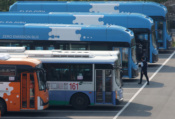 지난 27일 부산 강서구 강서시내버스 공영차고지에 운행을 앞둔 시내버스가 주차돼 있다. 서울, 부산 등 전국자동차노동조합연맹 산하 시내버스 노조는 노사교섭 결렬시 28일 동시 총파업을 진행한다고 밝혔다. 뉴스1