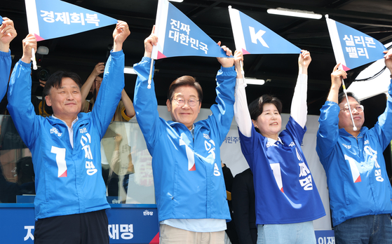  이재명 더불어민주당 대선후보가 26일 경기 수원시 팔달문 영동시장 입구에서 김영진, 백혜련, 김승원 의원과 함께 집중유세 하고 있다. 김성룡 기자
