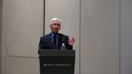27일 서울 용산구 드래곤시티 호텔에서 열린 '2025 한국사회과학협의회 국제학술대회' 첫날 포럼에서 전종섭 미국 캘리포니아 주립대 명예교수가 '인공지능의 미래-사회, 인간 가치, 윤리에 미치는 영향'이라는 주제로 기조 발표를 하고 있다. 사진 한국사회과학협의회