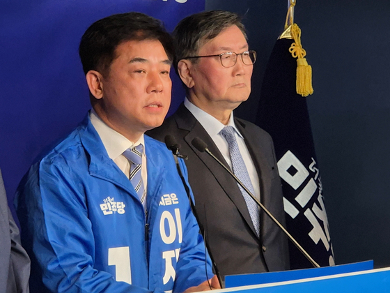 이명박 정부에서 금융위원장과 국민연금공단 이사장을 지낸 전광우 세계경제연구원 이사장(오른쪽)이 26일 서울 여의도 민주당사에서 이재명 후보 지지를 선언했다. 왼쪽은 더불어민주당 중앙선거대책위원회 김병욱 금융·자본시장위원장. 연합뉴스
