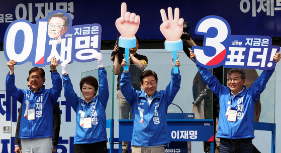 이재명 더불어민주당 대선후보가 26일 오후 경기 용인 단국대 죽전캠퍼스 앞에서 열린 유세에서 지지를 호소하고 있다. 김성룡 기자