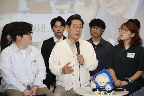 더불어민주당 이재명 대선 후보가 26일 경기 수원시 영통구 아주대학교 혁신공유라운지에서 청년 정책을 논의하기 위해 대학생들과 간담회를 하고 있다. 연합뉴스