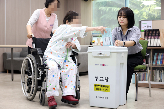 27일 대구 중구 재활전문치료 의료기관인 남산병원에서 제21대 대통령선거 거소투표가 진행되고 있다.연합뉴스