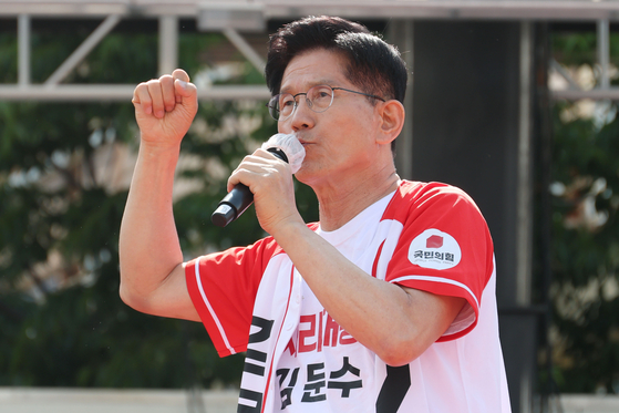 김문수 국민의힘 대선 후보가 26일 경기 오산시 오산역 광장에서 유세를 하고 있다. 임현동 기자