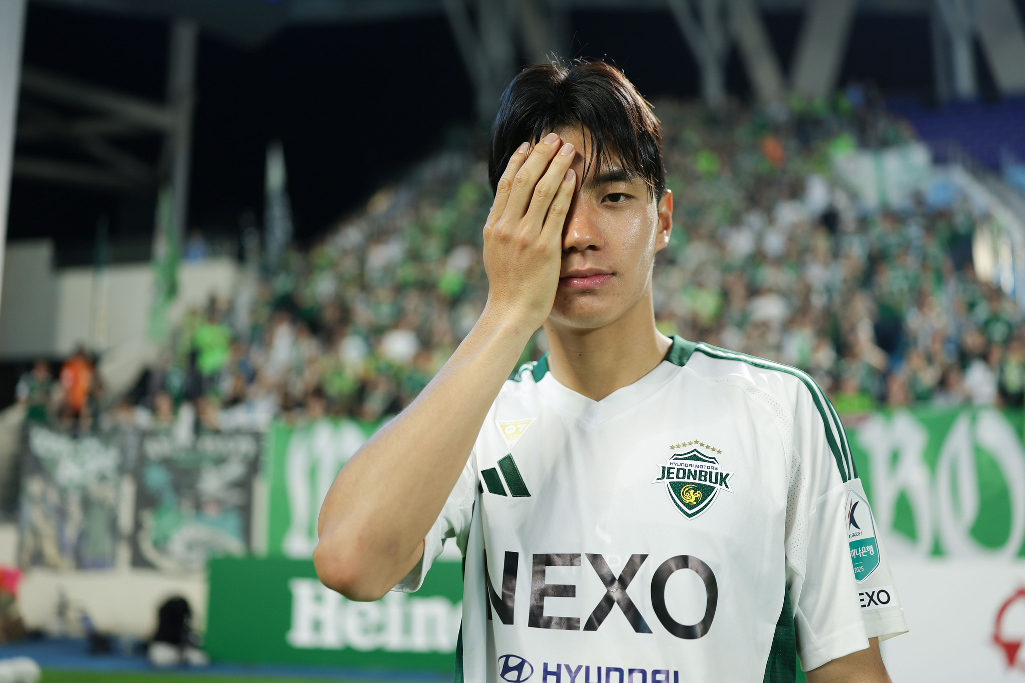 프로축구 전북 전진우가 한쪽 눈이 퉁퉁 붓고도 1골-1도움을 올렸다. [사진 프로축구연맹]