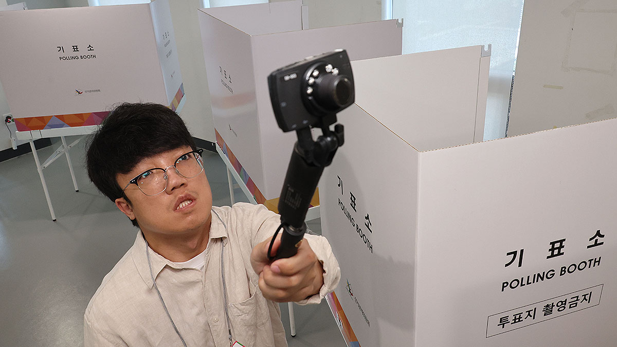 관계자들이 탐지기를 이용해 불법 촬영 카메라 점검을 하고 있다. 뉴스1