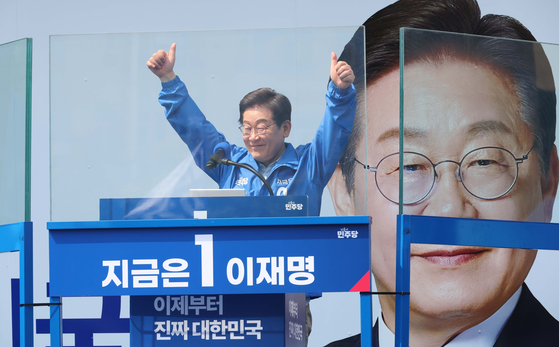 이재명 더불어민주당 대선 후보가 26일 경기 용인시 수지구 단국대 죽전캠퍼스 정문에서 열린 유세에서 시민들에게 인사하고 있다. 뉴시스