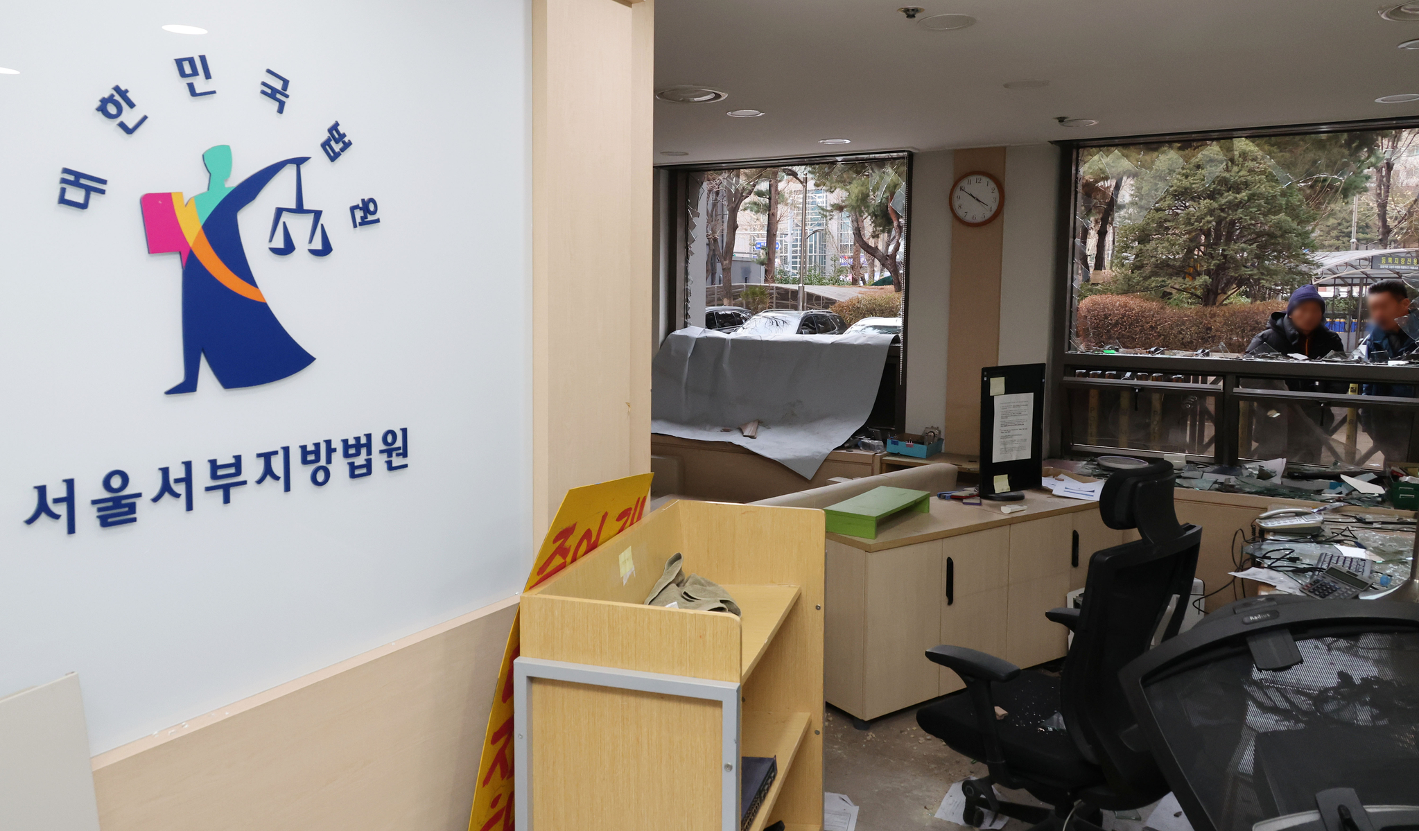 당시 폭동 사태로 서울서부지법 내부와 유리창이 파손된 모습. 연합뉴스