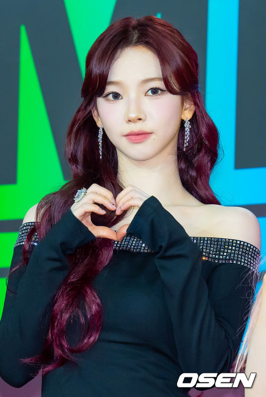 [OSEN=민경훈 기자] 30일 오후 인천 중구 운서동 인스파이어 아레나에서 ‘2024 멜론 뮤직어워드’(MMA) 레드카펫이 진행됐다.MMA는 멜론의 객관적 데이터와 이용자들의 투표 및 전문가 심사를 통해 아티스트의 1년간 성과를 널리 기리고 알리는 대한민국 최대 규모의 음악 시상식 및 페스티벌이다. 올해 슬로건은 뉴 스트림 오브 K팝(NewStreamofK-POP)이다.에스파 카리나가 포즈를 취하고 있다. 2024.11.30 / rumi@osen.co.kr