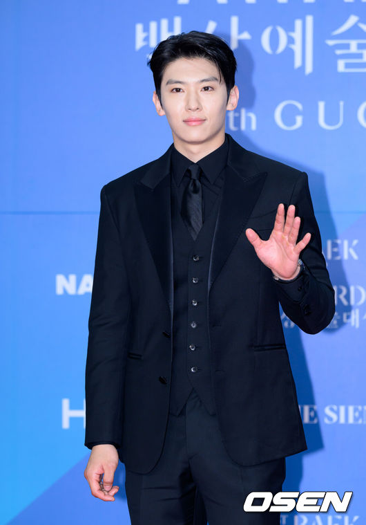 [OSEN=이대선 기자] 5일 오후 서울 강남구 코엑스 D홀에서 ‘제61회 백상예술대상 with 구찌’ 레드카펫 행사가 열렸다.방송·영화·연극을 아우르는 국내 유일무이 종합 예술 시상식 ‘제61회 백상예술대상 with 구찌’는 JTBC·JTBC2·JTBC4에서 동시 생중계, 프리즘·네이버TV·치지직에서 디지털 생중계된다.방송인 덱스가 레드카펫을 밟고 있다. 2025.05.05 /sunday@osen.co.kr