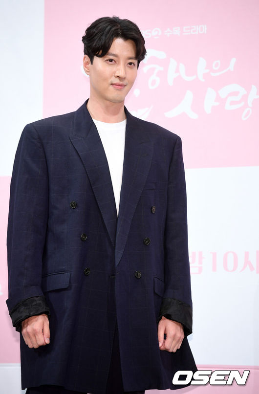[OSEN=민경훈 기자] 21일 오후 서울 강남구 논현동 임피리얼 팰리스 서울 셀레나홀에서 KBS2 수목 드라마 '단, 하나의 사랑' 제작발표회가 열렸다.무대 위에서 이동건이 입장하며 포즈를 취하고 있다. /rumi@osen.co.kr