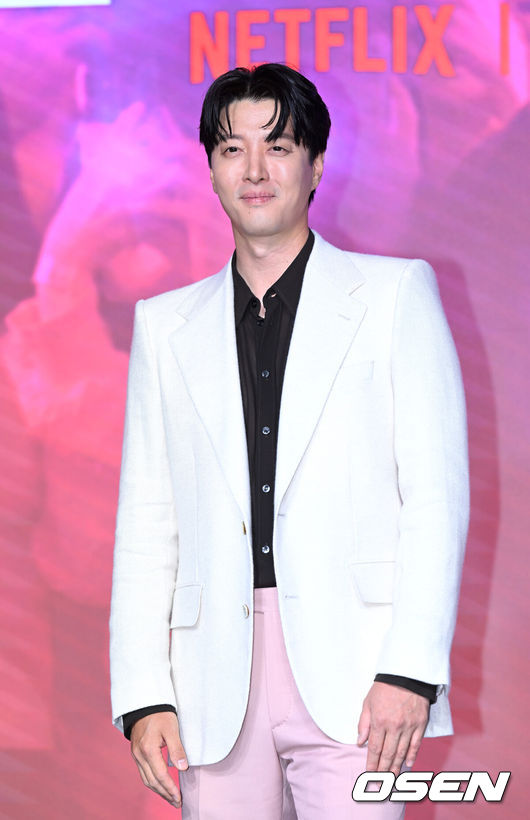 [OSEN=이대선 기자] 26일 오전 서울 마포구 호텔 나루 서울 엠갤러리에서 넷플릭스 오리지널 시리즈 ‘셀러브리티’ 제작발표회가 열렸다. 배우 이동건이 포토타임을 가지고 있다. 2023.06.26 /sunday@osen.co.kr