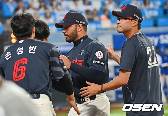 [OSEN=대구, 이석우 기자] 27일 대구삼성라이온즈파크에서 2025 신한 SOL 뱅크 KBO 리그 삼성 라이온즈와 롯데 자이언츠의 경기가 열렸다. 홈팀 삼성은 후라도가, 방문팀 롯데는 감보아가 선발 출전했다. 롯데 자이언츠 감보아가 5회말 교체되고 있다. 2025.05.27 / foto0307@osen.co.kr