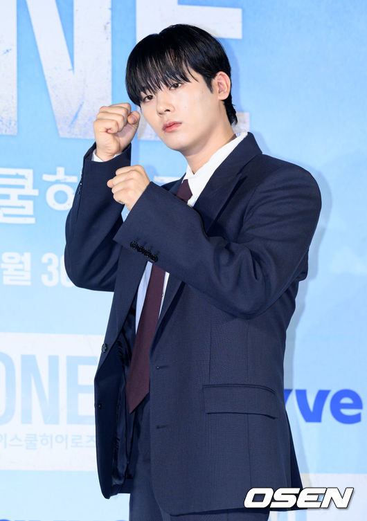 [OSEN=이대선 기자] 28일 서울 광진구 롯데시네마 건대입구에서 웨이브 오리지널 'ONE : 하이스쿨 히어로즈' 제작발표회가 열렸다.‘ONE :하이스쿨 히어로즈’는 아버지의 억압에 시달리던 전교1등 의겸(이정하)과 그의 천부적인 싸움 재능을 이용하려는 윤기(김도완)가 복면을 쓴‘하이스쿨 히어로즈’를 결성해 억눌린 분노를 폭발시켜 학교 폭력 서열을 뒤엎는 하이스쿨 액션 드라마다.배우 이정하가 포토타임을 하고 있다. 2025.05.28 /sunday@osen.co.kr