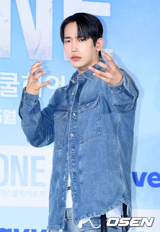 [OSEN=이대선 기자] 28일 서울 광진구 롯데시네마 건대입구에서 웨이브 오리지널 'ONE : 하이스쿨 히어로즈' 제작발표회가 열렸다.‘ONE :하이스쿨 히어로즈’는 아버지의 억압에 시달리던 전교1등 의겸(이정하)과 그의 천부적인 싸움 재능을 이용하려는 윤기(김도완)가 복면을 쓴‘하이스쿨 히어로즈’를 결성해 억눌린 분노를 폭발시켜 학교 폭력 서열을 뒤엎는 하이스쿨 액션 드라마다.배우 육준서가 포토타임을 하고 있다. 2025.05.28 /sunday@osen.co.kr
