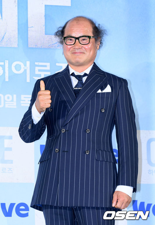 [OSEN=이대선 기자] 28일 서울 광진구 롯데시네마 건대입구에서 웨이브 오리지널 'ONE : 하이스쿨 히어로즈' 제작발표회가 열렸다.‘ONE :하이스쿨 히어로즈’는 아버지의 억압에 시달리던 전교1등 의겸(이정하)과 그의 천부적인 싸움 재능을 이용하려는 윤기(김도완)가 복면을 쓴‘하이스쿨 히어로즈’를 결성해 억눌린 분노를 폭발시켜 학교 폭력 서열을 뒤엎는 하이스쿨 액션 드라마다.배우 김상호가 포토타임을 하고 있다. 2025.05.28 /sunday@osen.co.kr