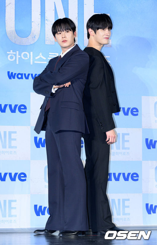 [OSEN=이대선 기자] 28일 서울 광진구 롯데시네마 건대입구에서 웨이브 오리지널 'ONE : 하이스쿨 히어로즈' 제작발표회가 열렸다.‘ONE :하이스쿨 히어로즈’는 아버지의 억압에 시달리던 전교1등 의겸(이정하)과 그의 천부적인 싸움 재능을 이용하려는 윤기(김도완)가 복면을 쓴‘하이스쿨 히어로즈’를 결성해 억눌린 분노를 폭발시켜 학교 폭력 서열을 뒤엎는 하이스쿨 액션 드라마다.배우 이정하와 김도완이 포토타임을 하고 있다. 2025.05.28 /sunday@osen.co.kr