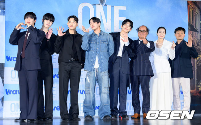 [OSEN=이대선 기자] 28일 서울 광진구 롯데시네마 건대입구에서 웨이브 오리지널 'ONE : 하이스쿨 히어로즈' 제작발표회가 열렸다.‘ONE :하이스쿨 히어로즈’는 아버지의 억압에 시달리던 전교1등 의겸(이정하)과 그의 천부적인 싸움 재능을 이용하려는 윤기(김도완)가 복면을 쓴‘하이스쿨 히어로즈’를 결성해 억눌린 분노를 폭발시켜 학교 폭력 서열을 뒤엎는 하이스쿨 액션 드라마다.배우 이정하, 김도완, 유희제, 육준서, 임성균, 김상호, 김주령, 이성태 감독이 포토타임을 하고 있다. 2025.05.28 /sunday@osen.co.kr