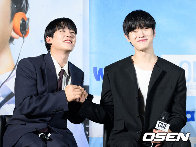 [OSEN=이대선 기자] 28일 서울 광진구 롯데시네마 건대입구에서 웨이브 오리지널 'ONE : 하이스쿨 히어로즈' 제작발표회가 열렸다.‘ONE :하이스쿨 히어로즈’는 아버지의 억압에 시달리던 전교1등 의겸(이정하)과 그의 천부적인 싸움 재능을 이용하려는 윤기(김도완)가 복면을 쓴‘하이스쿨 히어로즈’를 결성해 억눌린 분노를 폭발시켜 학교 폭력 서열을 뒤엎는 하이스쿨 액션 드라마다.배우 이정하와 김도완이 미소를 짓고 있다. 2025.05.28 /sunday@osen.co.kr
